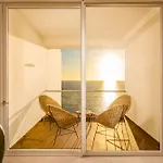 Harbor 13008A Artistic Beachfront Studio By Moikkarentals